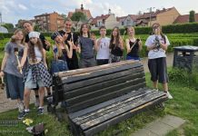 Uczniowie SP 2 w Niepołomicach odnowili ławki przy Zamku Królewskim