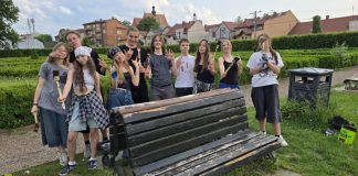 Uczniowie SP 2 w Niepołomicach odnowili ławki przy Zamku Królewskim