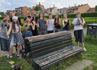 Uczniowie SP 2 w Niepołomicach odnowili ławki przy Zamku Królewskim
