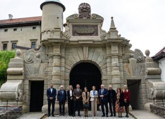 Remont bramy i okna fotowoltaiczne na Zamku w Wiśniczu – ZDJĘCIA