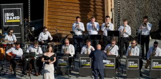 Big Band Bochnia zagrał w tężni. Koncert „Letni powiew jazzu” – ZDJĘCIA