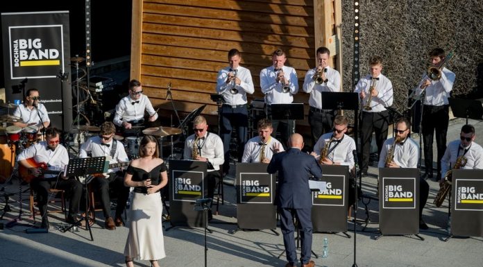 Big Band Bochnia zagrał w tężni. Koncert „Letni powiew jazzu” – ZDJĘCIA