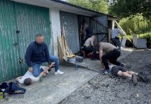 🔴 Bochnia. Policja ujęła dilerów narkotyków. W garażach przy KN-2 urządzili „biuro” i magazyn