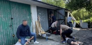 🔴 Bochnia. Policja ujęła dilerów narkotyków. W garażach przy KN-2 urządzili „biuro” i magazyn