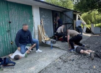 🔴 Bochnia. Policja ujęła dilerów narkotyków. W garażach przy KN-2 urządzili „biuro” i magazyn