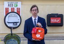 Uczniowie I LO w Bochni zrealizowali projekt „Impuls Życia”. AED już zamontowane przy szkole! – ZDJĘCIA