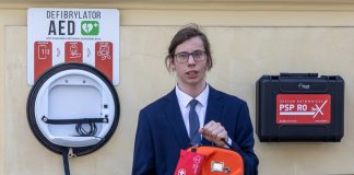 Uczniowie I LO w Bochni zrealizowali projekt „Impuls Życia”. AED już zamontowane przy szkole! – ZDJĘCIA