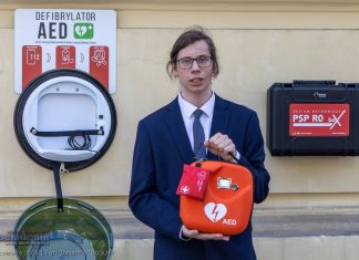 Uczniowie I LO w Bochni zrealizowali projekt „Impuls Życia”. AED już zamontowane przy szkole! – ZDJĘCIA