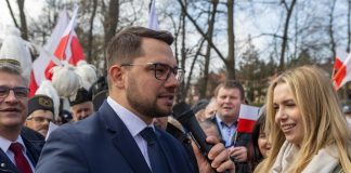 Radny powiatowy interweniuje w sprawie wpisu nauczycielki na Facebooku
