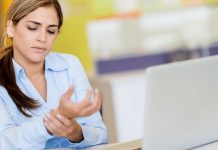 🔸 Czym jest zespół cieśni nadgarstka i jak sobie z nim radzić?