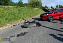 Bochnia. Zderzenie samochodu osobowego z motocyklem elektrycznym, jedna osoba poszkodowana