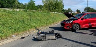 Bochnia. Zderzenie samochodu osobowego z motocyklem elektrycznym, jedna osoba poszkodowana