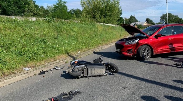 Bochnia. Zderzenie samochodu osobowego z motocyklem elektrycznym, jedna osoba poszkodowana