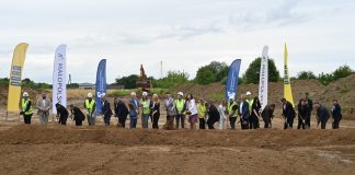 Bochnia. Ruszyła budowa III etapu łącznika autostradowego. Symboliczne wbicie łopat – ZDJĘCIA