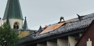 Uszkodzony dach kościoła i szpitala w Brzesku