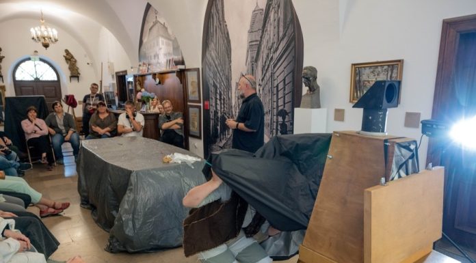 Muzeum w Bochni. Warsztaty „Podróż w niebieski świat fotografii” – ZDJĘCIA