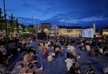„Shrek” pod gwiazdami – plenerowe kino przyciągnęło wielu widzów na bocheński Rynek