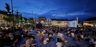 „Shrek” pod gwiazdami – plenerowe kino przyciągnęło wielu widzów na bocheński Rynek