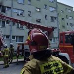 Pożar mieszkania przy ul. Legionów Polskich w Bochni. Na miejscu liczne siły straży pożarnej