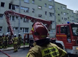 Pożar mieszkania przy ul. Legionów Polskich w Bochni. Na miejscu liczne siły straży pożarnej