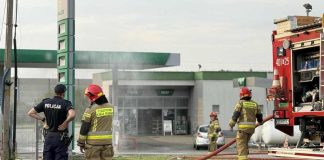 Wyciek gazu LPG na stacji paliw w Bochni. Interweniowało kilka jednostek straży – ZDJĘCIA