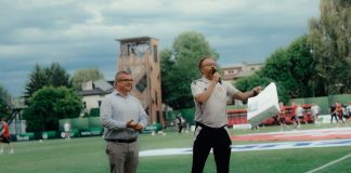 Niepołomice. Niecodzienna scena przed meczem: trener gości przeprosił kibiców Puszczy