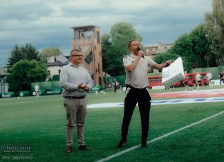 Niepołomice. Niecodzienna scena przed meczem: trener gości przeprosił kibiców Puszczy