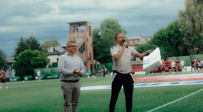 Niepołomice. Niecodzienna scena przed meczem: trener gości przeprosił kibiców Puszczy
