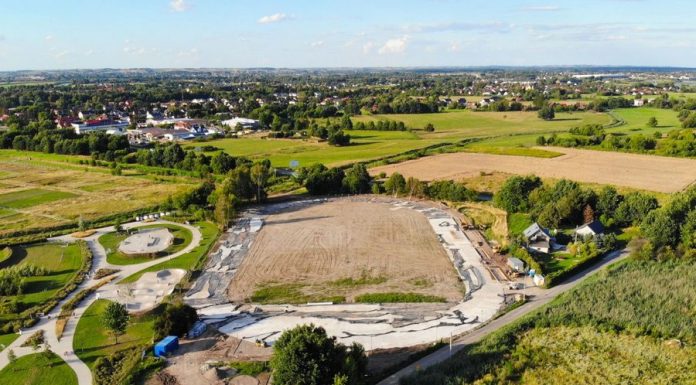 Niepołomice: powstaje nowoczesny obiekt sportowy przy Błoniach