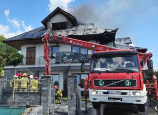 Pożar domu w Muchówce. Trwają działania gaśnicze, utrudnienia na DW 965