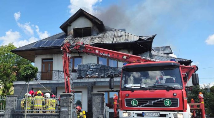 Pożar domu w Muchówce. Trwają działania gaśnicze, utrudnienia na DW 965