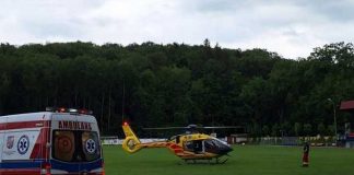 Bochnia. 81-latek zasłabł na parkingu. Śmigłowiec LPR lądował na miejskim stadionie