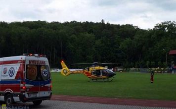 Bochnia. 81-latek zasłabł na parkingu. Śmigłowiec LPR lądował na miejskim stadionie