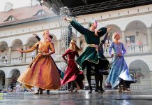 Magia średniowiecza ożyła na zamkowym dziedzińcu. Cracovia Danza oczarowała publiczność w Niepołomicach – ZDJĘCIA