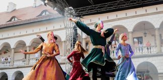 Magia średniowiecza ożyła na zamkowym dziedzińcu. Cracovia Danza oczarowała publiczność w Niepołomicach – ZDJĘCIA