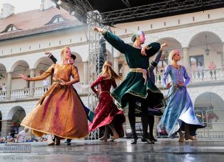 Magia średniowiecza ożyła na zamkowym dziedzińcu. Cracovia Danza oczarowała publiczność w Niepołomicach – ZDJĘCIA