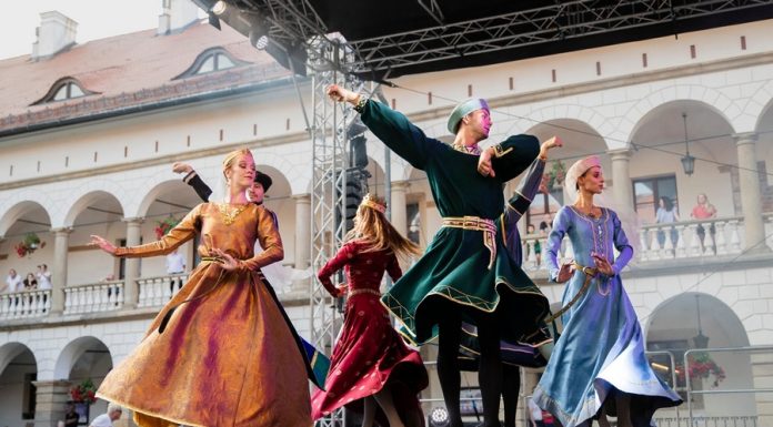 Magia średniowiecza ożyła na zamkowym dziedzińcu. Cracovia Danza oczarowała publiczność w Niepołomicach – ZDJĘCIA