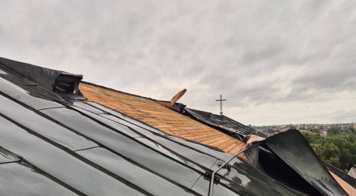 Uszkodzenia dachu kościoła w Brzesku większe niż szacowano. Parafia prosi o datki na remont