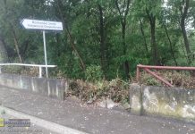 Wyrwa w betonowej barierze między ul. Krzyżanowicką a rzeką Rabą zabezpieczona workami z piaskiem