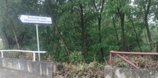 Wyrwa w betonowej barierze między ul. Krzyżanowicką a rzeką Rabą zabezpieczona workami z piaskiem