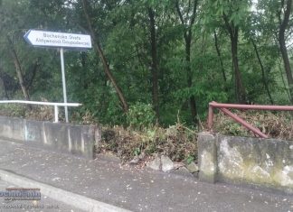 Wyrwa w betonowej barierze między ul. Krzyżanowicką a rzeką Rabą zabezpieczona workami z piaskiem