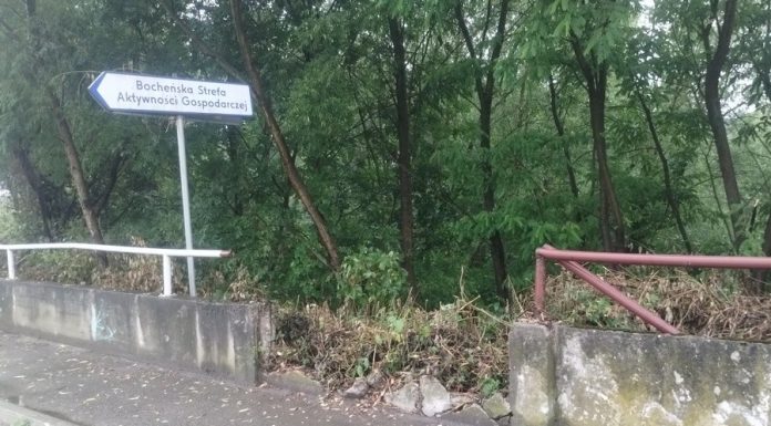 Wyrwa w betonowej barierze między ul. Krzyżanowicką a rzeką Rabą zabezpieczona workami z piaskiem