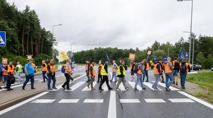 🔴 Brzesko. Rozpoczął się protest maszynistów. Kolejarze blokują łącznik A4 – WIDEO