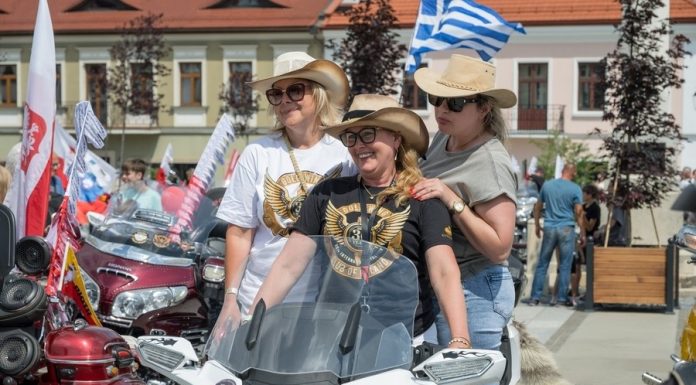 📸🎞 Międzynarodowa Parada Motocyklistów GoldWing wjechała na Rynek w Bochni! – ZDJĘCIA, WIDEO