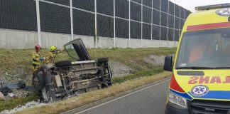 Dachowanie na A4 – jedna osoba poszkodowana