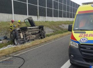 Dachowanie na A4 – jedna osoba poszkodowana