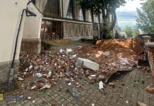 🔴 Brzesko: Ewakuacja 500 osób z kościoła po zerwaniu dachu przez silny wiatr – ZDJĘCIA