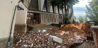🔴 Brzesko: Ewakuacja 500 osób z kościoła po zerwaniu dachu przez silny wiatr – ZDJĘCIA