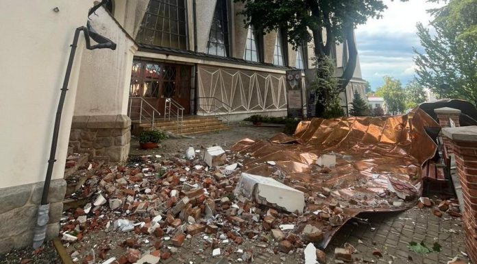 🔴 Brzesko: Ewakuacja 500 osób z kościoła po zerwaniu dachu przez silny wiatr – ZDJĘCIA