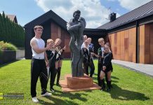 🎞 Ulica i pomnik Elvisa Presleya w Zawadzie koło Bochni! Spełnione marzenie fana – WIDEO